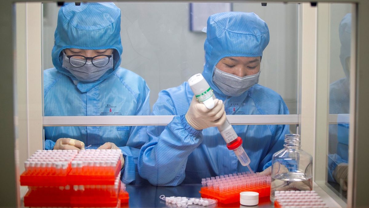 V tajné zprávě z USA zaznělo, že koronavirus mohl uniknout z laboratoře